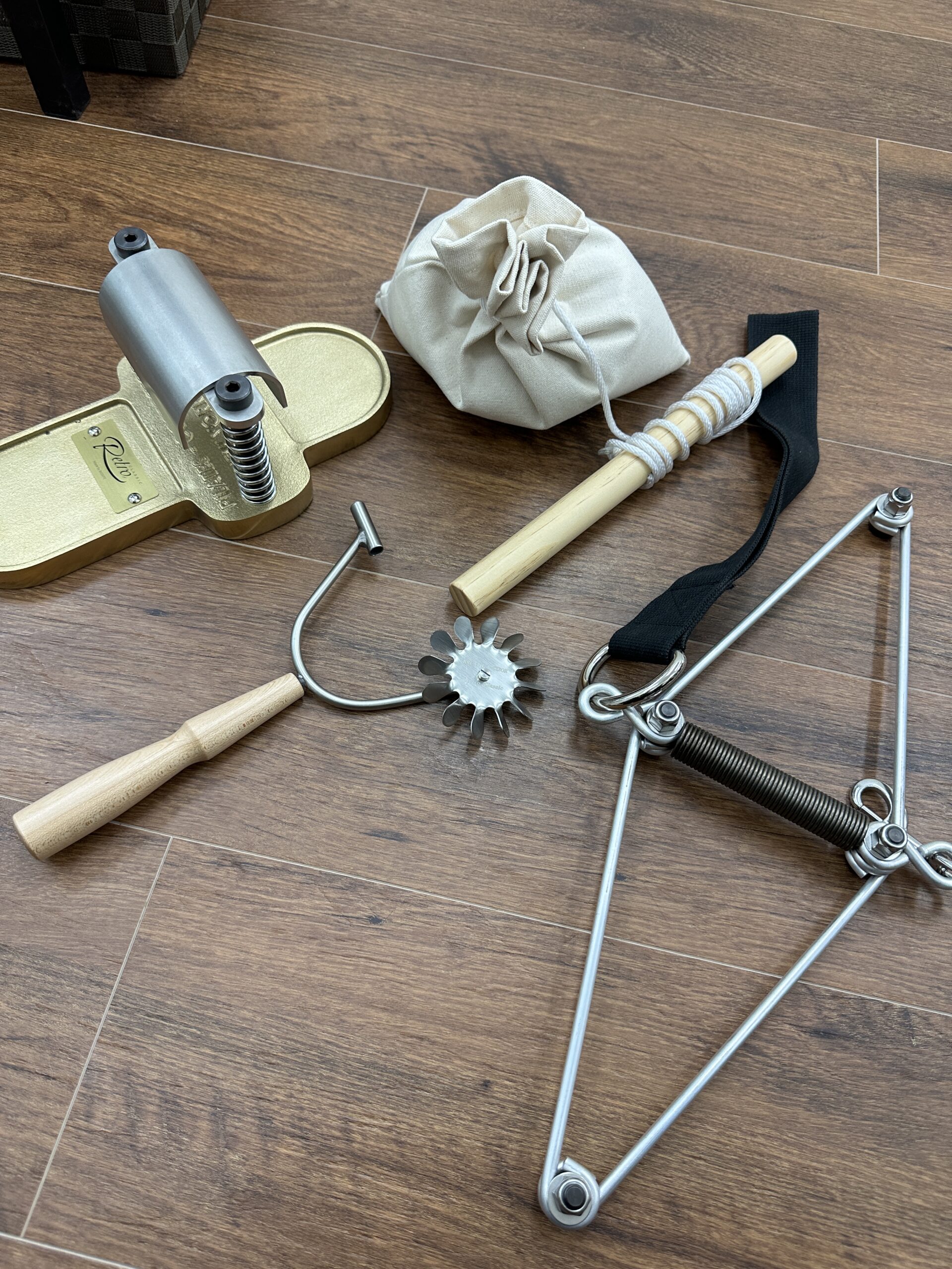 ピラティス器具初心者ガイド: リフォーマーからキャデラックまで